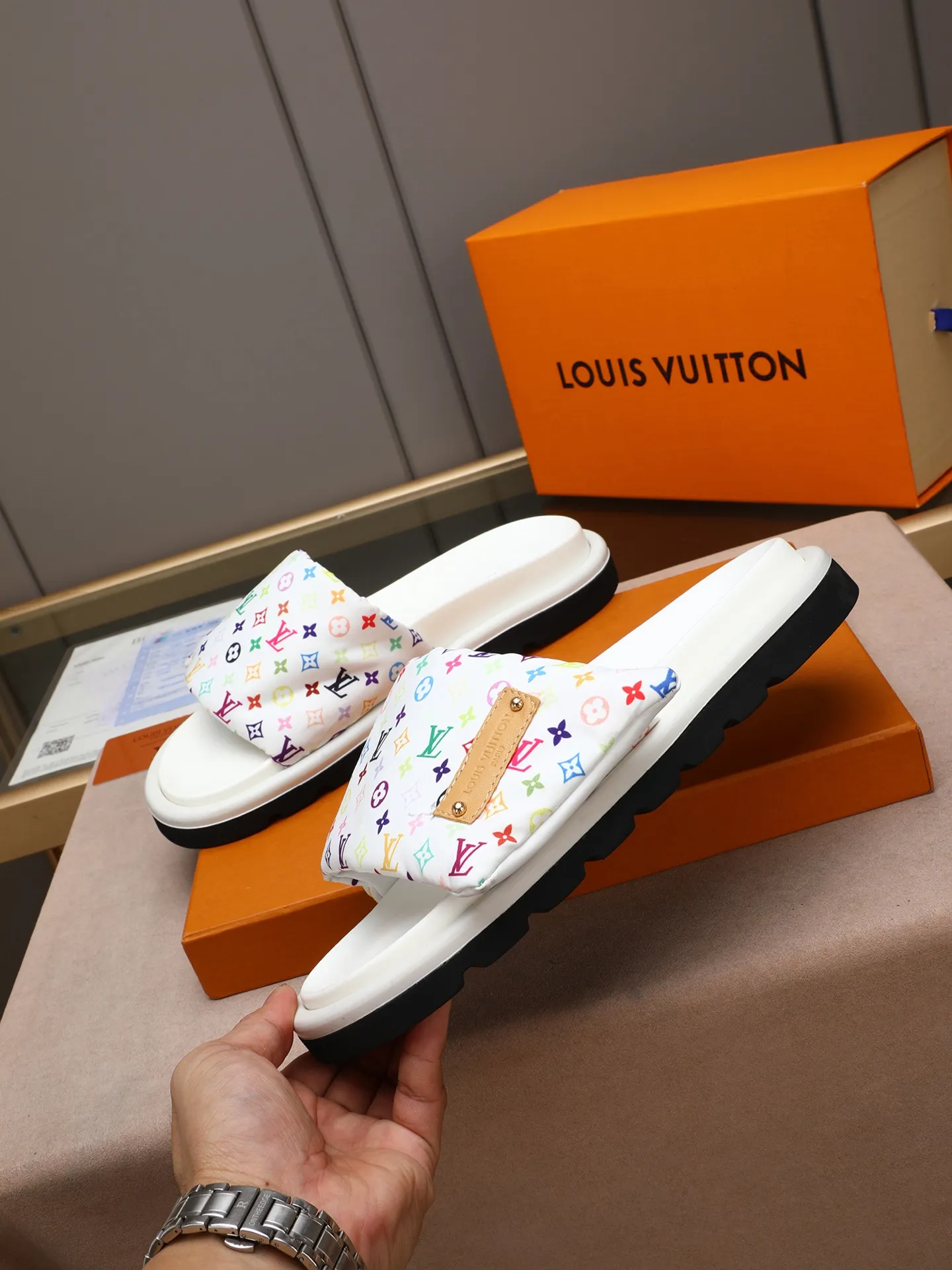 PP360 [LOUIS VUITTON] Louis Vuitton, LV printing, men's and women's slippers are on the market. The drawer box packaging comes with a cloth bag and a card. The upper pattern looks very soft and waxy, and it is a super versatile leg slimming tool. Fabric: imported denim/canvas/old fabric, LV hardware LOGO, official website pattern printing, comfortable to wear, feet: high-elastic PU water table. Sole: foam sole, heel height: about 5cm. Code number: 35-46, 35, 45, 46 are custom-made and non-returnable. Color: multiple colors and styles available.